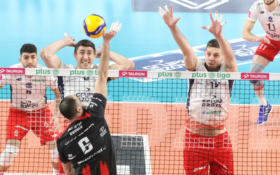 Zawodnicy Grupy Azoty ZAKSA Kędzierzyn-Koźle z Asseco Resovii Rzeszów podczas trzeciego meczu półfin