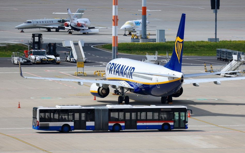 Samolot Ryanair na lotnisku w Berlinie