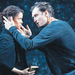Gugu Mbatha-Raw (Ofelia) i Jude Law (Hamlet) w szekspirowskiej inscenizacji na deskach broadwayowski