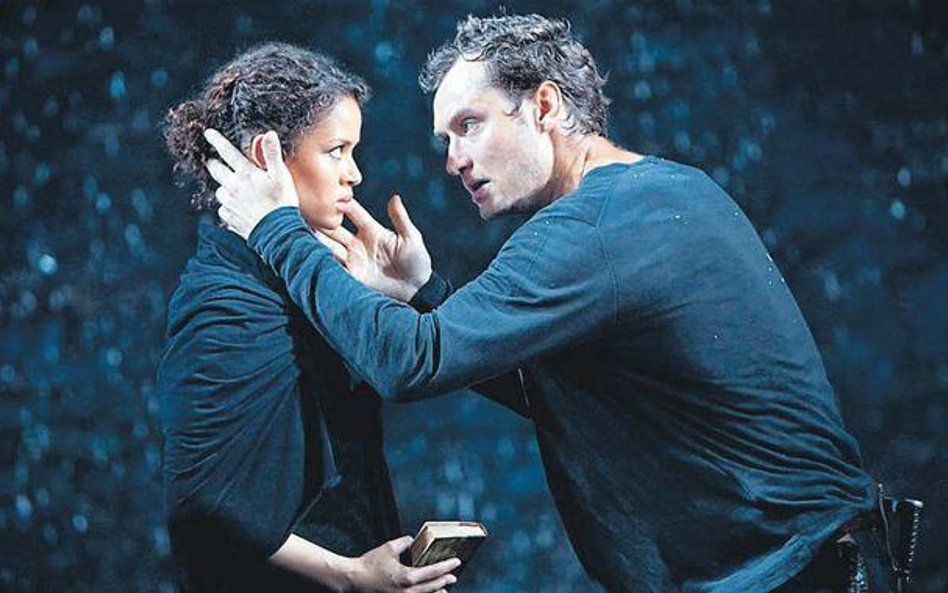 Gugu Mbatha-Raw (Ofelia) i Jude Law (Hamlet) w szekspirowskiej inscenizacji na deskach broadwayowski