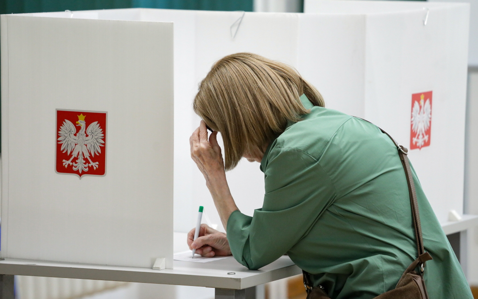 Głosowanie w lokalu wyborczym w Warszawie