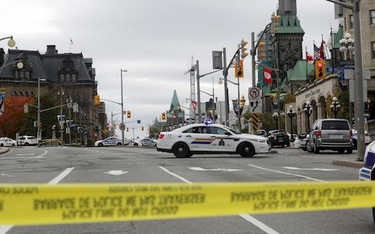 Terrorysta uderza w parlament Kanady