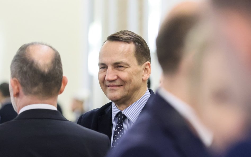 Radosław Sikorski, szef Ministerstwa Spraw Zagranicznych, przed posiedzeniem Rady Ministrów