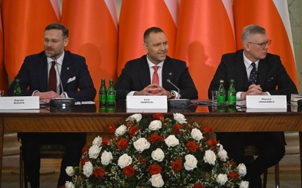 Prezydent Karol Nawrocki, szef KPRP Zbigniew Bogucki i szef BBN Sławomir Cenckiewicz przed rozpoczęc