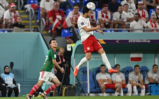 Bartosz Bereszyński walczy o piłkę z Hirvingiem Lozano