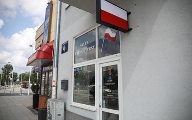 Zamknięty sklep patriotyczny marki "Red is Bad" przy placu Szembeka w Warszawie, 3 czerwca