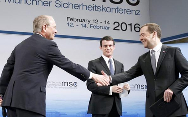 Premier Rosji Dmitrij Miedwiediew (z prawej) mówił o nowej zimnej wojnie. W środku premier Francji M
