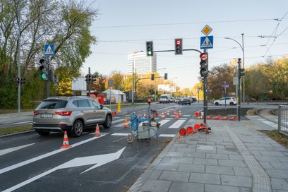 Drogowcom dostało się od internautów między innymi za malowanie pasów już po otwarciu przebudowanego