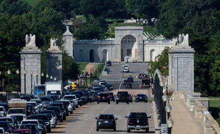 Pojazdy przejeżdżają przez most Memorial Bridge w pobliżu ronda Memorial Circle w Arlington (stan Wi