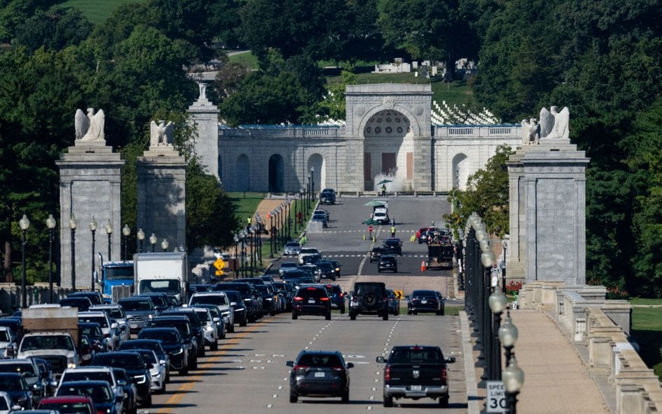 Pojazdy przejeżdżają przez most Memorial Bridge w pobliżu ronda Memorial Circle w Arlington (stan Wi