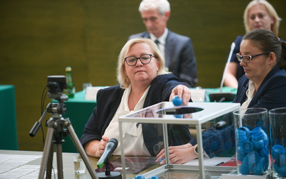 I Prezes SN Małgorzata Manowska podczas losowania kandydatów do Izby Odpowiedzialności Dyscyplinarne