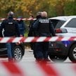 Francuscy policjanci pracują na miejscu strzelaniny pod Paryżem