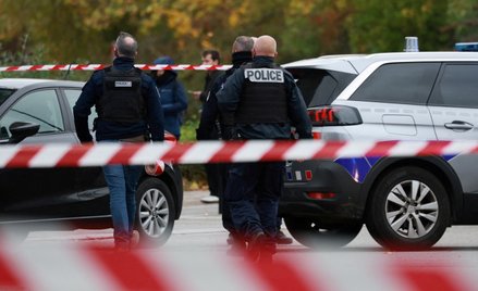 Francuscy policjanci pracują na miejscu strzelaniny pod Paryżem