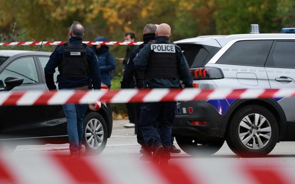 Francuscy policjanci pracują na miejscu strzelaniny pod Paryżem