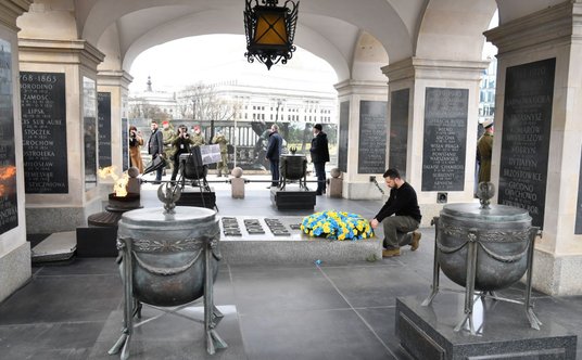 Wołodymyr Zełenski składa kwiaty na płycie Grobu Nieznanego Żołnierza