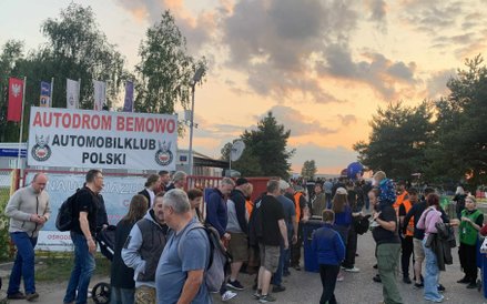 Wejście na teren Automobilklubu Polski na Lotnisku Bemowo, gdzie odbywają się Dni Bemowa 2025