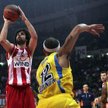 David Logan (C) i Milos Teodosic (L)