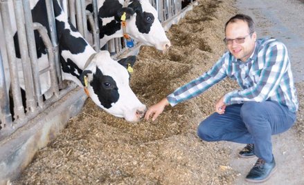 Benjamin Meise w swoim gospodarstwie Agrafrisch opiekuje się 740 krowami mlecznymi, głównie rasy hol