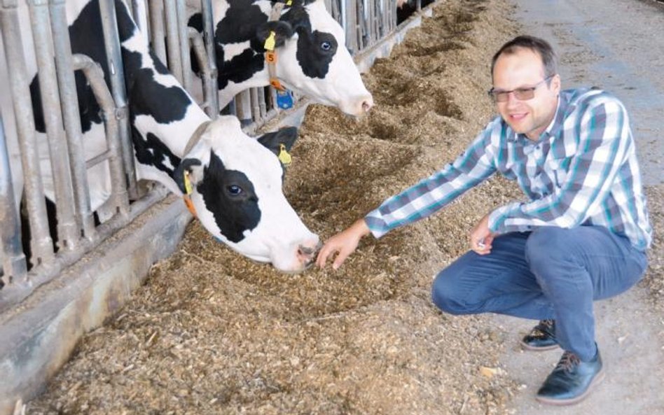 Benjamin Meise w swoim gospodarstwie Agrafrisch opiekuje się 740 krowami mlecznymi, głównie rasy hol