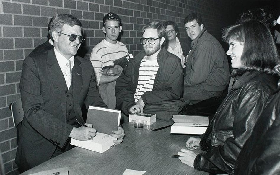 Tom Clancy w Burns Library, Boston College. fot. Gary Wayne Gilbert. Data: 20 listopada 1989; Źródło