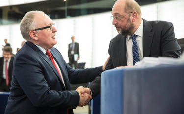 Wiceszef Komisji Europejskiej Frans Timmermans (z lewej) i przewodniczący europarlamentu Martin Schu