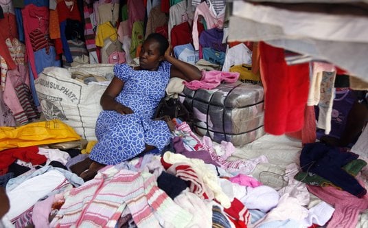 Stragan pełen odzieży dziecięcej na swoim stoisku w slumsach Kibera w Nairobi w Kenii. Tysiące Kenij