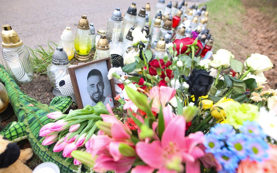 Kwiaty i znicze pozostawione w miejscu tragicznego wypadku posła Lewicy Łukasza Litewki przy ul. Kaz