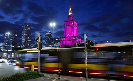 Podświetlony na różowo Pałac Kultury i Nauki
