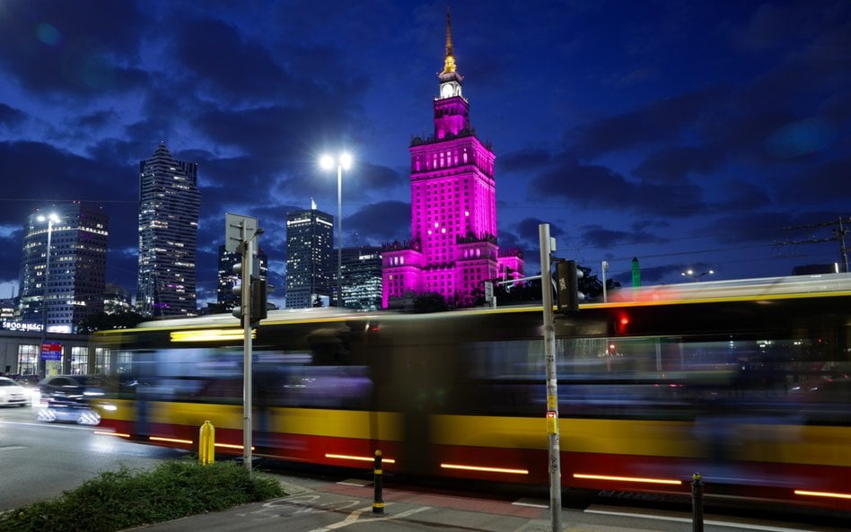 Podświetlony na różowo Pałac Kultury i Nauki