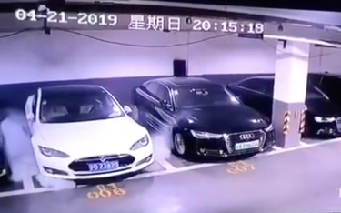 Tesla spłonęła na parkingu w Szanghaju