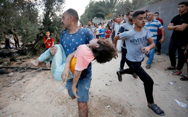 W izraelskch nalotach na Strefę Gazy zginęło już 2,3 tysiąca osób. Na zdjęciu: niedzielna akcja ratu