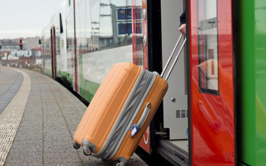 Zostawiony bagaż z pociągu, skradziona walizka - co robić?