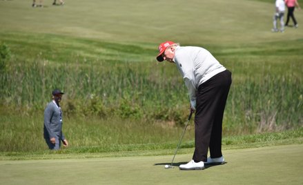 Donald Trump poparł nałożenie 500-procentowego cła na towary importowane z krajów, które kupują rosy