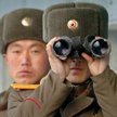 Żołnierz z Korei Płn. obserwuje strefę zdemilitaryzowaną oddzielającą Koreę Płn. od Południowej
