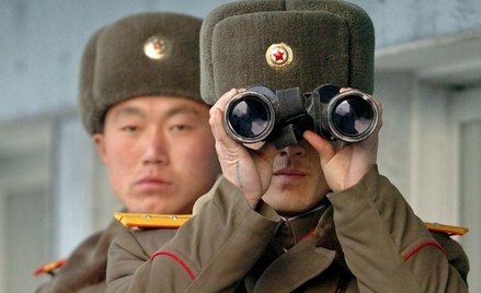Żołnierz z Korei Płn. obserwuje strefę zdemilitaryzowaną oddzielającą Koreę Płn. od Południowej