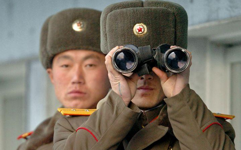 Żołnierz z Korei Płn. obserwuje strefę zdemilitaryzowaną oddzielającą Koreę Płn. od Południowej