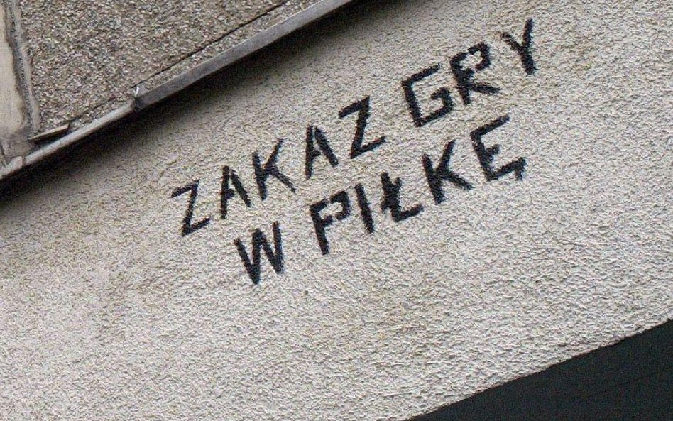 Zakaz gry w piłkę na boisku szkolnym