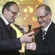 Redaktor naczelny "Rz" Paweł Lisicki wręcza nagrodę Romanowi Klusce, zwycięzcy plebiscytu na przedsi