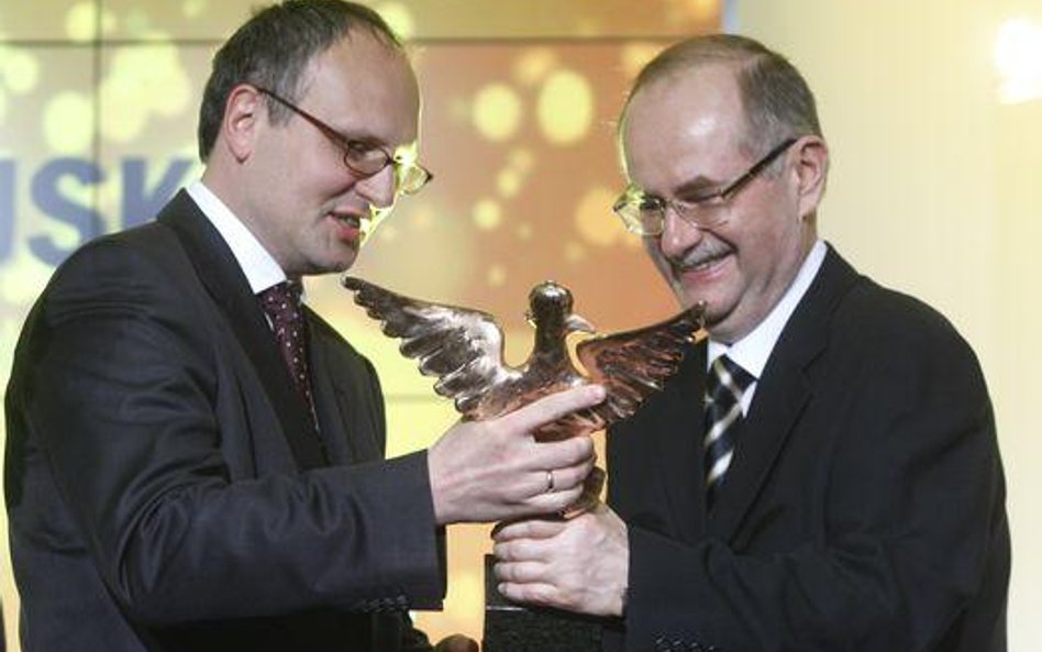 Redaktor naczelny "Rz" Paweł Lisicki wręcza nagrodę Romanowi Klusce, zwycięzcy plebiscytu na przedsi