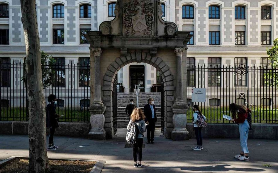 Francja: Jedno dziecko zakażone, siedem szkół zamkniętych