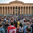 Plac przed gruzińskim parlamentem w Tbilisi stał się znów miejscem masowych demonstracji. Tym razem 