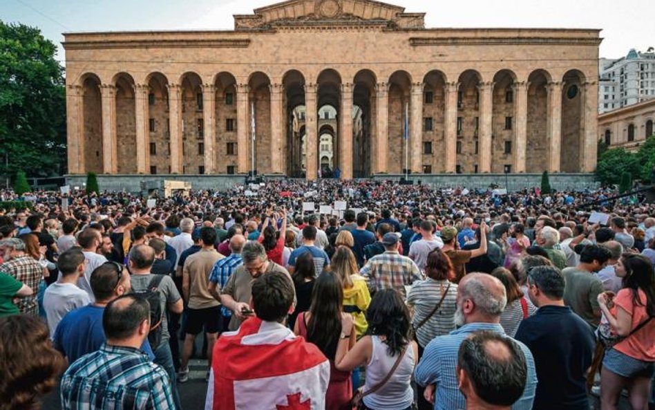 Plac przed gruzińskim parlamentem w Tbilisi stał się znów miejscem masowych demonstracji. Tym razem 