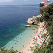Turyści na miejskiej plaży Pecine, Rijeka, Chorwacja