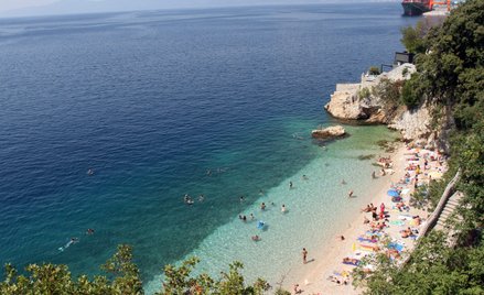 Turyści na miejskiej plaży Pecine, Rijeka, Chorwacja