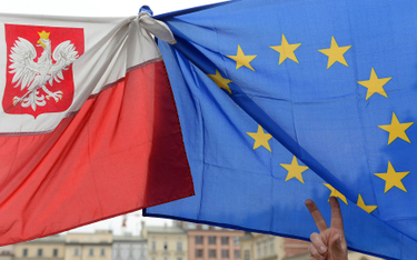 Sondaż: Unia Europejska dla Polaków pełna zalet