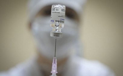 Koronawirus. Sondaż: Czy Polacy zaszczepiliby się szczepionkami z Chin i Rosji?