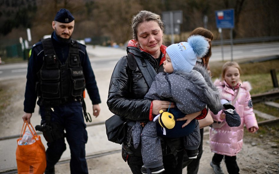 Tylko 33 proc. badanych uważa, że ukraińscy uchodźcy mają pozytywny wpływ na społeczeństwo