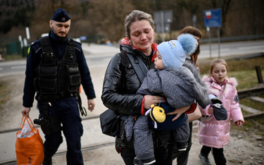 Tylko 33 proc. badanych uważa, że ukraińscy uchodźcy mają pozytywny wpływ na społeczeństwo