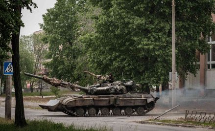 Ukraiński czołg na ulicy w Siewierodoniecku