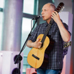 Chłopak z gitarą w wieku średnim: Kuba Sienkiewicz w czerwcu 2014